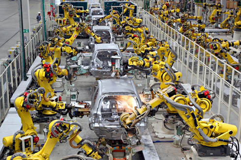 日産自動車のブラジル・レゼンデ工場に導入されたロボットによる加工の様子